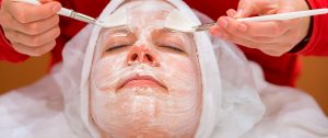 Gesichtsbehandlung mit Pinsel Kosmetik 1Plus in Köln Porz